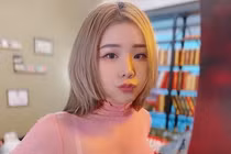 Hottrend áo cao cổ khoe body phồn thực gây “nhức mắt”