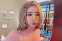 Hottrend áo cao cổ khoe body phồn thực gây “nhức mắt”