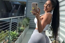 Mặc đồ tôn vòng 3, nữ người mẫu bị chê “nổ” quá đà