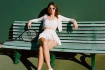 Bất ngờ mẫu váy được “chân dài đắt giá nhất hành tinh” nhiệt tình lăng xê