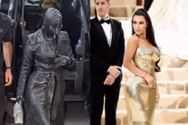 Thời trang độc lạ của “siêu vòng 3” chị em hốt hoảng nhìn theo