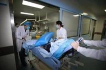 Thích ăn xì dầu, người phụ nữ suýt bị liệt toàn thân