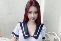 Mặc đồng phục học sinh, cô giáo bị đình chỉ dạy vì quá sexy 