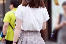 Mặc váy “nhà giàu”, gái xinh “lộ hàng” thành thảm họa thời trang đường phố