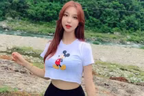 Mặc trang phục trẻ em, hotgirl bị chỉ trích vì làm lố khoe thân