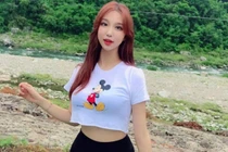 Mặc trang phục trẻ em, hotgirl bị chỉ trích vì làm lố khoe thân