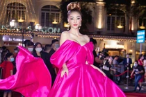 Gu thời trang nóng bỏng của Á hậu hở bạo trên sóng truyền hình 