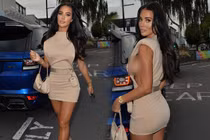 Tưởng kín đáo, ai ngờ sao khoe nguyên “núi đồi” với váy “hở toác” 