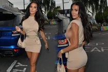 Tưởng kín đáo, ai ngờ sao khoe nguyên “núi đồi” với váy “hở toác” 