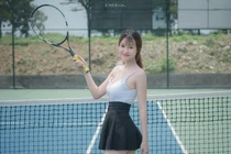 Mặc hở chơi thể thao, cô gái bị chê làm lố