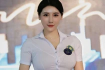 Mốt bung cúc áo sơ mi bị chê làm lố khoe thân