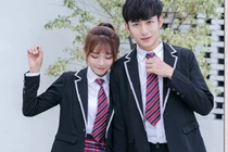 “Sexy hóa” đồng phục học sinh, hotgirl khoe body bốc lửa gây tranh cãi