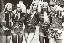 Nhức mắt pha lên đồ không giống ai với chiếc quần “tội đồ làng mốt”