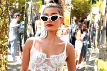 Mặc nội y ra đường, cô gái lăm le khoe thân gây phản cảm