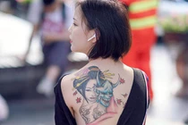 Mặc hở lộ hình xăm khủng, cô gái khoe phong cách sexy gây “náo loạn”