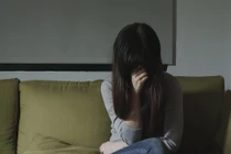 Đi vệ sinh, người phụ nữ hết hồn vì tử cung rơi ra ngoài