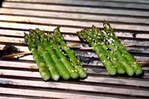 Lạ miệng với món măng tây nướng bè