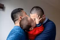 Người đồng tính Trung Quốc 'dễ thở' hơn sau khi sinh con cho ông bà bế