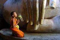 Vì sao vào chùa phải lạy ba cái trước Tam Bảo? 