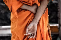 Năm pháp hủy nhục tư cách người xuất gia