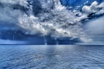 Cảnh 6 vòi rồng khổng lồ hút nước đáng sợ như ngày tận thế