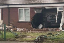 Xe đâm xuyên tường, cụ bà 92 tuổi ngồi trong nhà bị thương nặng