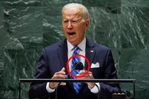 Sợ COVID-19, lãnh đạo thế giới đeo “bao” cho micro khi phát biểu