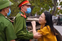 Vợ chiến sĩ hy sinh tại Đoàn 337: "Dậy nhìn mẹ con em đi anh ơi"