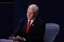 Thế giới dậy sóng vì “ngôi sao ruồi đen” trên tóc ông Mike Pence
