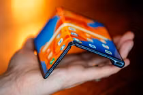 Huawei Mate X2 vượt trội "bản tiền nhiệm" với cộng nghệ gập ngược màn hình