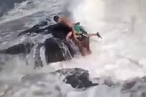 Kinh hoàng khoảnh khắc HLV thể hình bị sóng cuốn ngay trước mặt vợ 