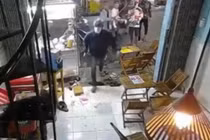 Video: Nhóm người hùng hồ vào quán trà sữa chém loạn xạ giữa Sài Gòn