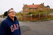 Người đàn ông sống trong nhà rách nát hàng thập kỷ chờ... tận thế 