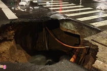 'Hố tử thần' xuất hiện giữa đường sau cơn mưa lớn ở TP.HCM