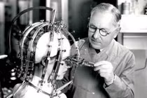 Hãi hùng những cỗ máy làm đẹp của phụ nữ thế kỷ trước