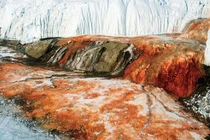 Thác máu kinh dị và những thác nước kỳ lạ nhất thế giới