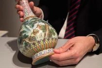 Bình hoa đựng trong hộp giày rách, đại gia không tiếc 440 tỷ mang về