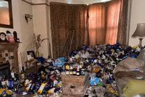Anh: Sốc với căn hộ 3 phòng ngủ phủ rác ngập tận đầu gối