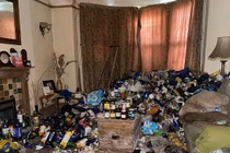 Anh: Sốc với căn hộ 3 phòng ngủ phủ rác ngập tận đầu gối