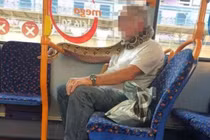 Video: Kinh hãi quý ông đeo trăn khủng... chống COVID-19, cả xe bus choáng