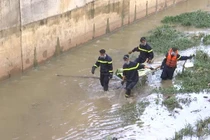 Công an trục vớt một thi thể bị nước cuốn trôi