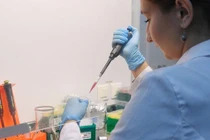 Người Nga dè chừng vaccine "cây nhà lá vườn" Sputnik V