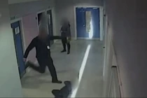 Cảnh sát hành hung bé trai tự kỷ gây phẫn nộ