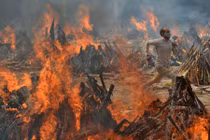 Nhìn lại thế giới năm 2021 qua ảnh: Nhiều biến động, đau thương