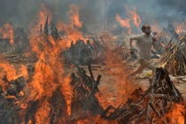 Nhìn lại thế giới năm 2021 qua ảnh: Nhiều biến động, đau thương