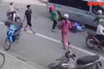 Video: Thiếu quan sát, xe 16 chỗ tông gia đình 3 người văng ra đường