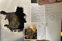 Phát hiện búp bê ma quái kèm bức thư ớn lạnh khi đang sửa nhà