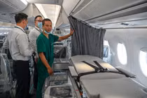 Bên trong máy bay đưa người Việt Nam mắc COVID-19 về nước
