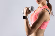 Nâng tạ có khiến cơ thể phụ nữ to và thô kệch hơn?