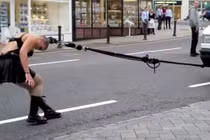 Choáng: Người phụ nữ dùng... tóc kéo xe tải đi đổ xăng